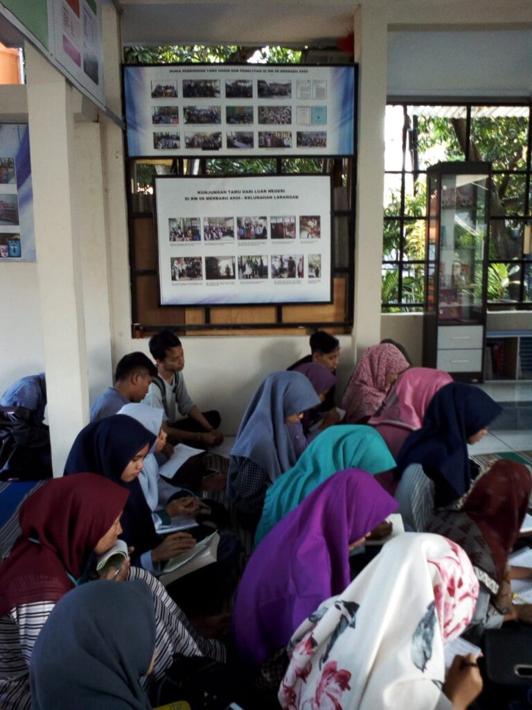 Kuliah Umum mahasiswa ILHA di Bank Sampah Secerah Pagi